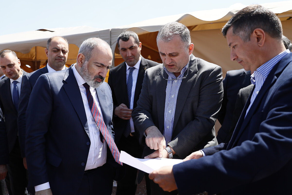    Чиновники регулярно рисуют прекрасные картины будущего, но ситуация от этого лучше не становится. Фото: сайт Премьер-министра Республики Армения.