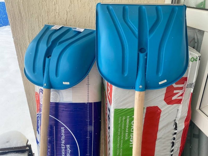 Снегоуборочные лопаты стали самым ходовым товаром в хозяйственных магазинах. / Фото А. Толстых