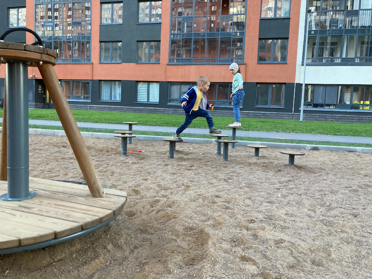 Это детская площадка в Буграх, куда мы приезжаем в гости. Каждый сам по себе, площадки огромные. Общественных взрослых я там не видела.