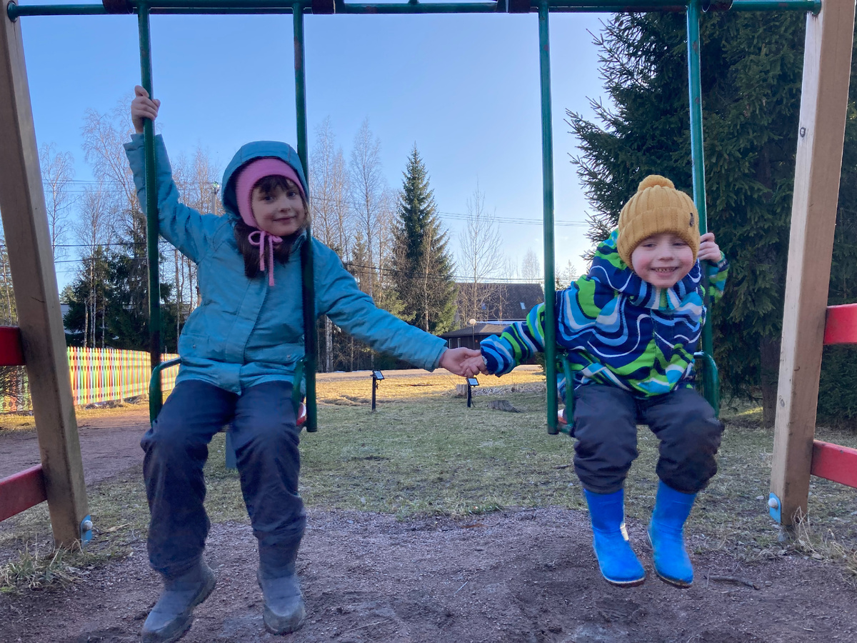 А это площадка в садоводстве, где мы строим дом. Рядом пункт охраны, везде видеонаблюдение, дети местных жителей часто гуляют одни.
