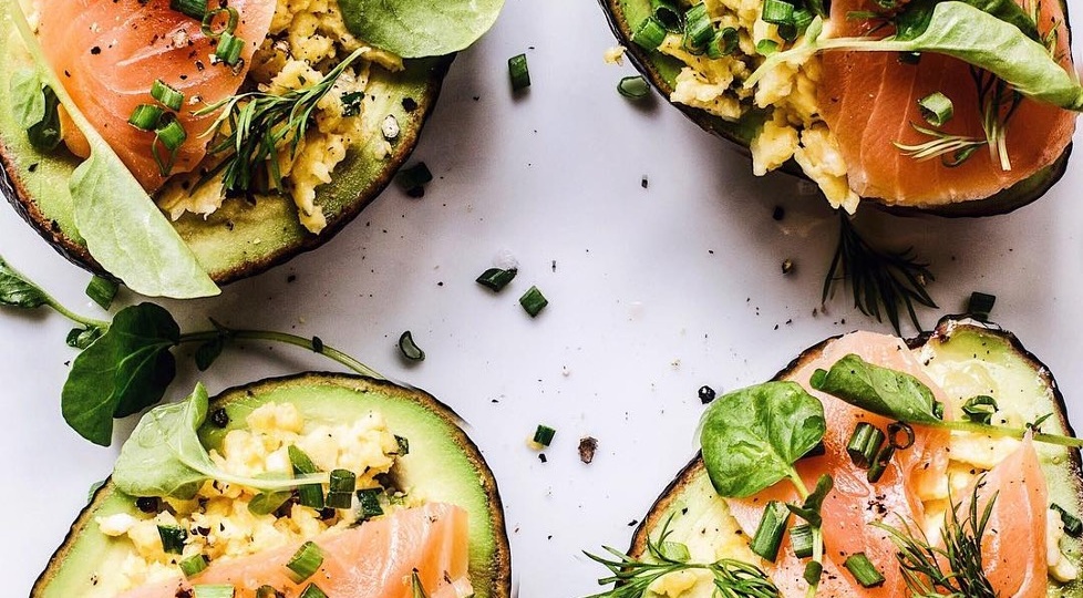 Лодочка из авокадо гриль с копченым лососем и творожным сыром