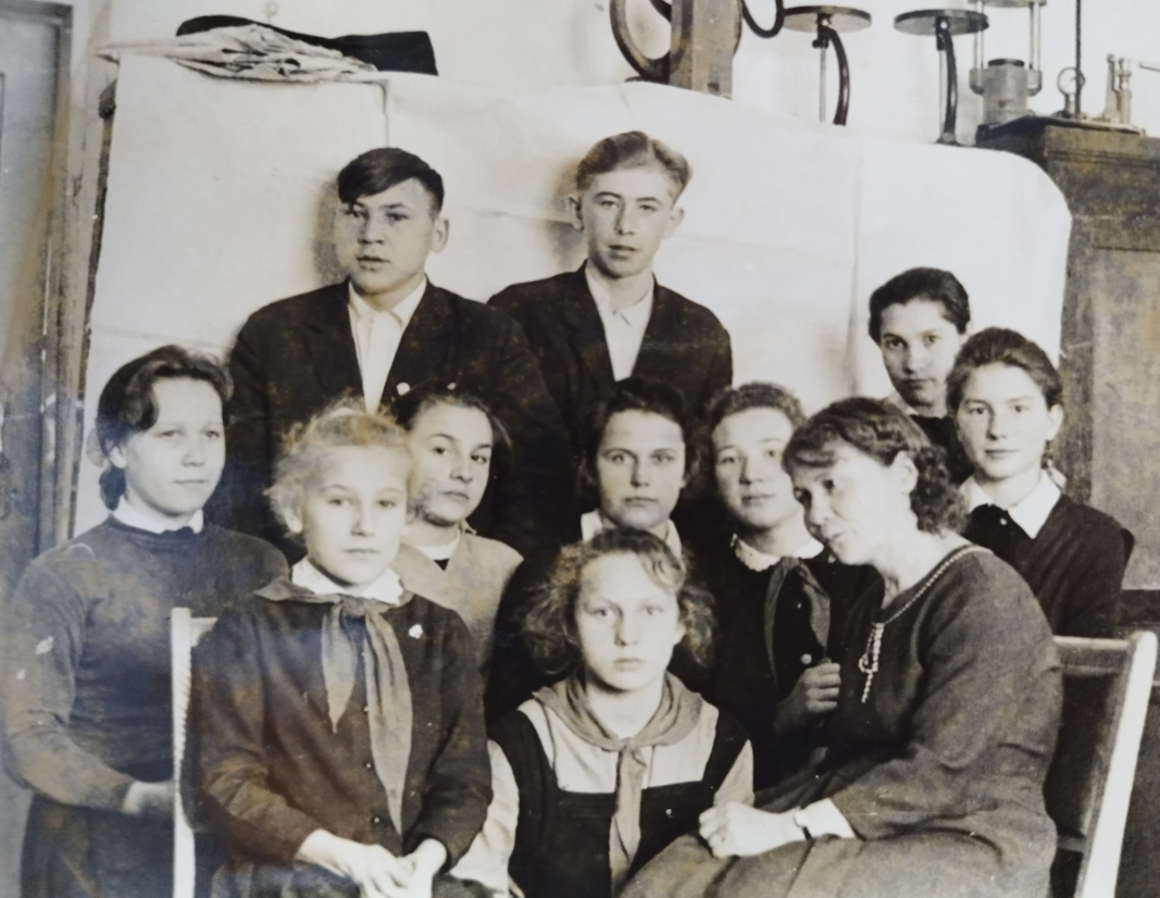 Анна Васильевна Мануйлова и члены краеведческого кружка Кривояшинской школы, 1960-е годы.