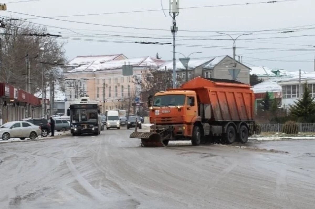    450 дворников вышли на уборку снега на дорогах Симферополя