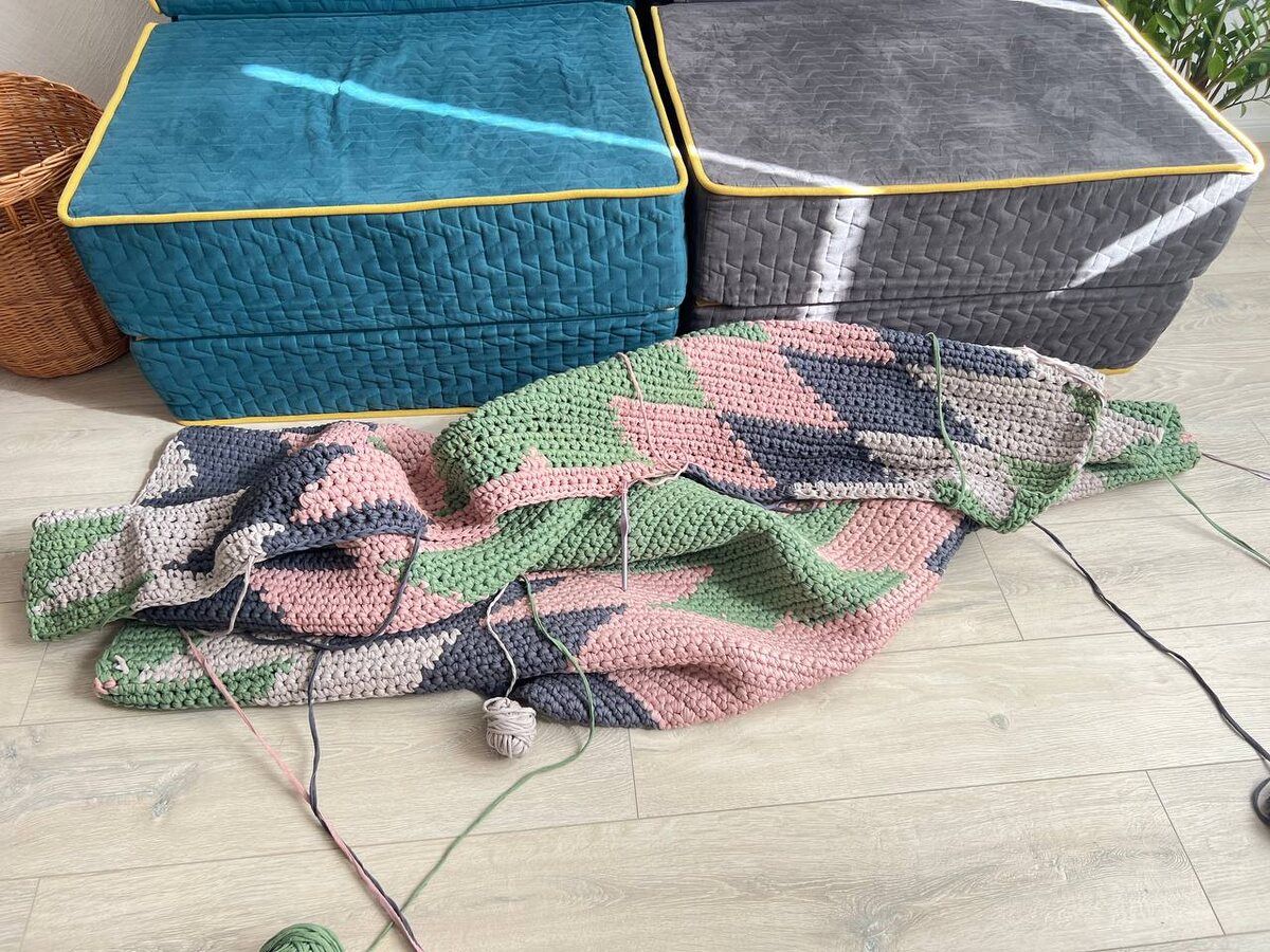 Процесс вязания ковра