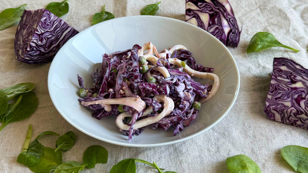 Легкий салатик с кальмарами и краснокочанной капустой, фото моё