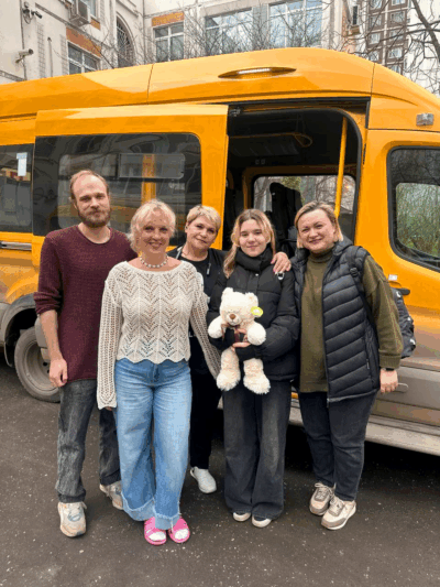 Света прощается с приютом. Уезжает с Юлией.