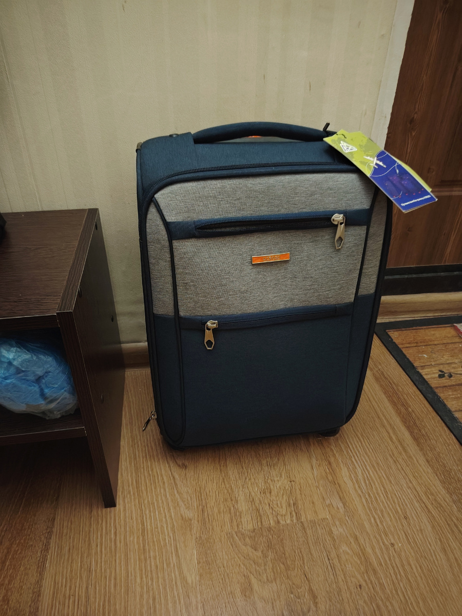 Купили новый чемодан для небольших поездок, как раз его нам хватило
