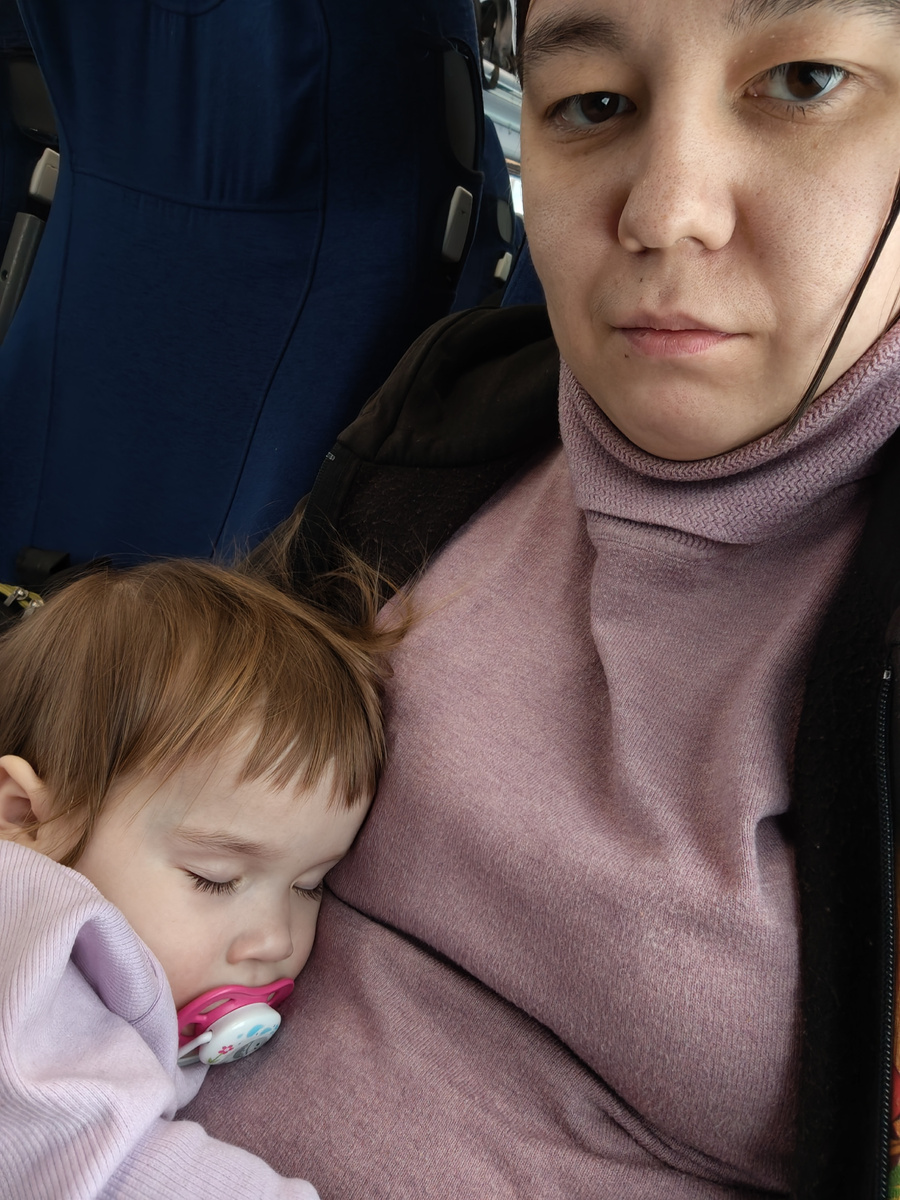 Спит на ручках