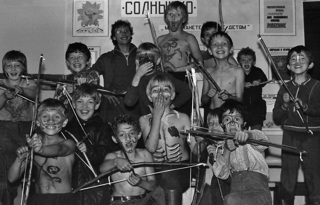 "Индейцы" из шестого отряда. Фото Павла Сухарева. Пионерлагерь "Юность" московского завода "Эра", август 1985 года.