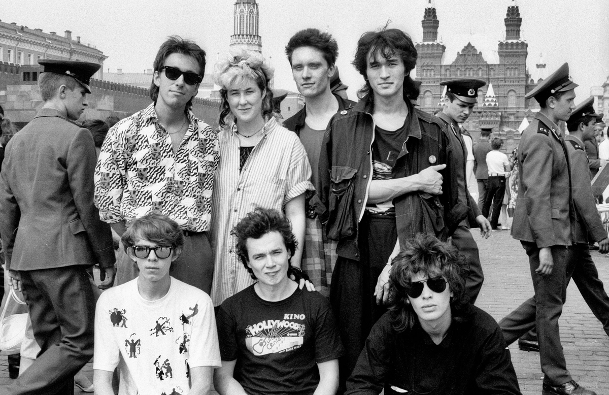 Стоят: Сергей Курехин, Джоанна Стингрей, Густав Гурьянов, Виктор Цой. Внизу: Сергей "Африка" Бугаев, Игорь Тихомиров и Юрий Каспарян. 1986 год.