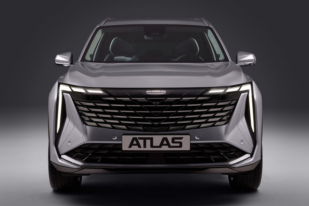 Передняя часть новой версии Geely Atlas для российского рынка