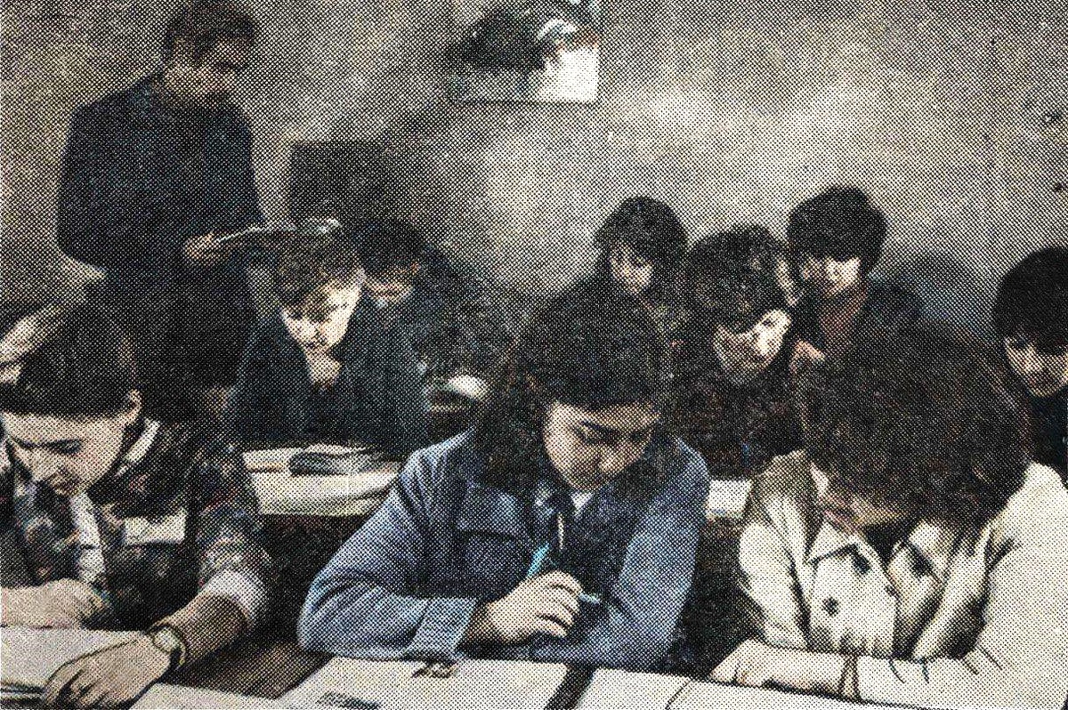 Фото из газеты "Ленинская смена". Идут занятия на факультете иностранных языков