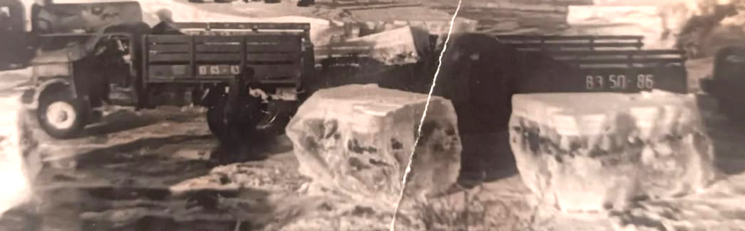 На увеличенном фрагменте фотографии хорошо видны размеры глыб на фоне машин