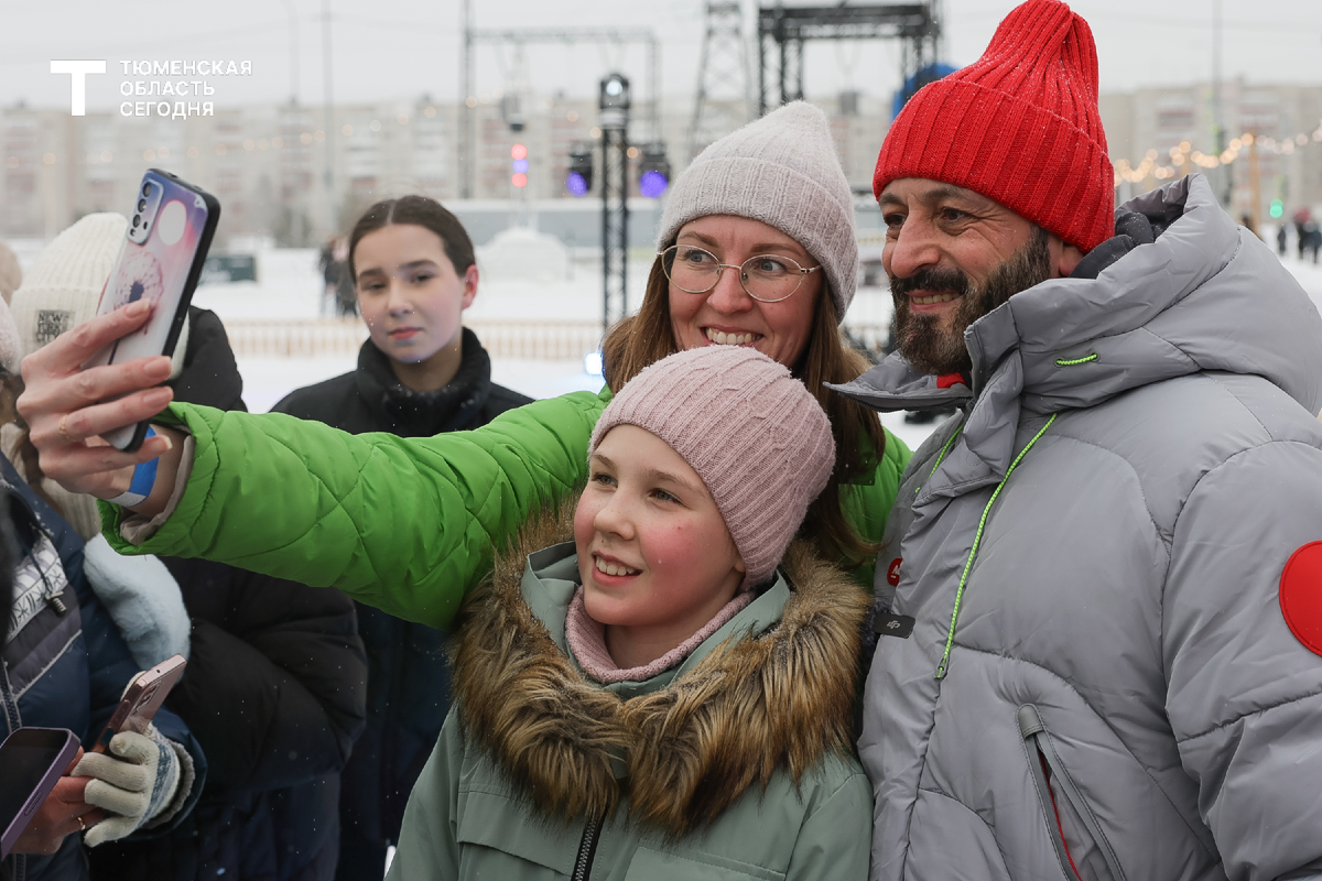 Тюменцы пообщались, сфотографировались и даже станцевали вместе с Ильёй Авербухом
Фото Дениса МОРГУНОВА
