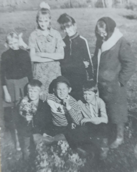 Анна Васильевна Мануйлова и члены краеведческого кружка Кривояшинской школы, 1980-е годы.