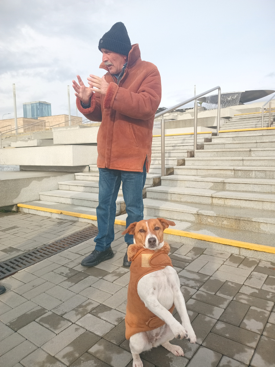 Джек-Рассел Жасмин 🐕 и мЭстный житель Адлера в дублёнках ))))