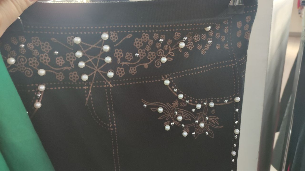 Смешные лосины, расшитые крупными белыми бусинами