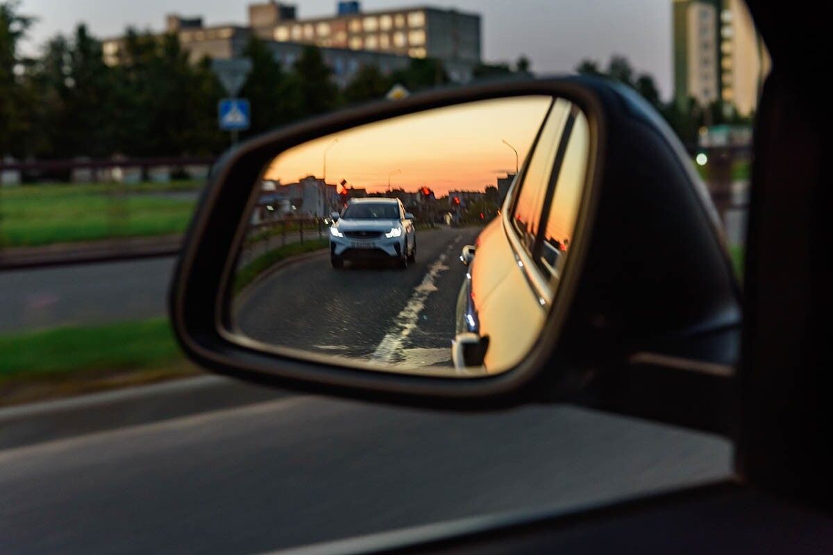 Новичкам важно, чтобы в боковых зеркалах частично отражались дверные ручки. Источник: Natallia Ploskaya / Shutterstock / FOTODOM📷
