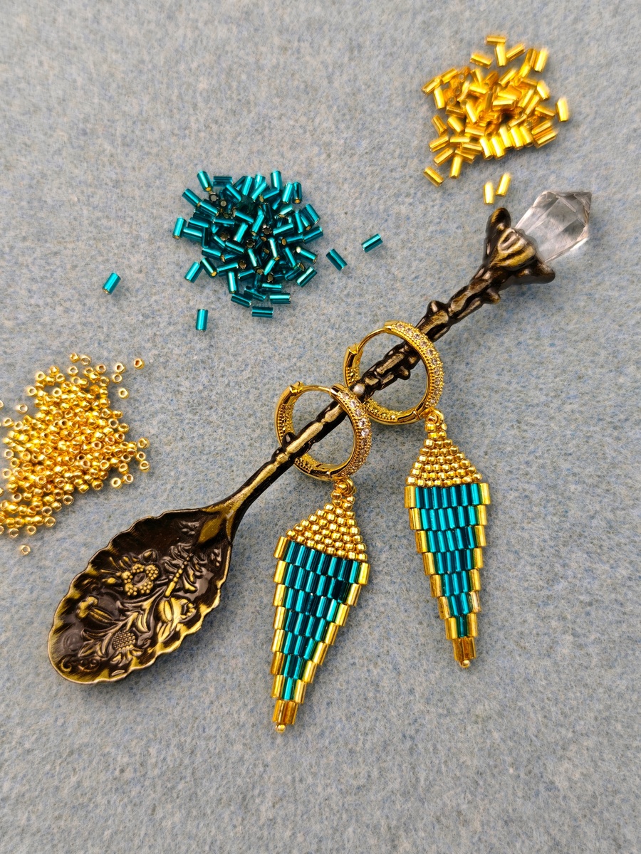 Серьги сплетены из стекляруса и бисера Toho