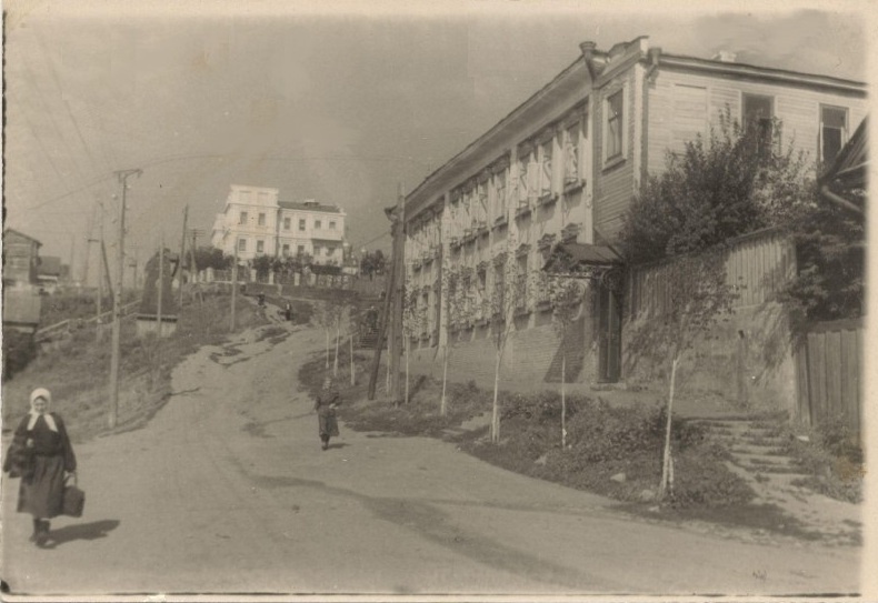 Утраченный бывший дом С. В. Черкасова справа. 1955 год.