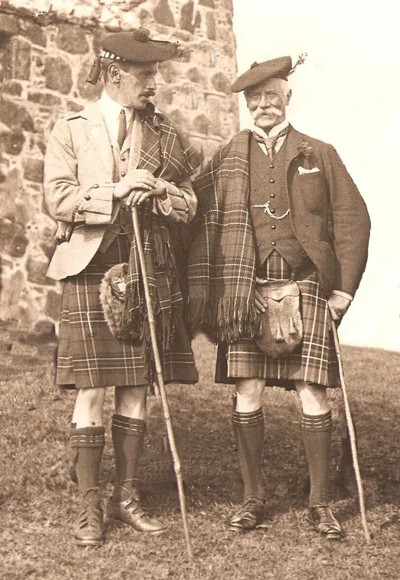 26-й  вождь  клана  Маклин - сэр  Фитцрой  Дональд  Маклин  со  своим  сыном  в  традиционной  шотландской  одежде