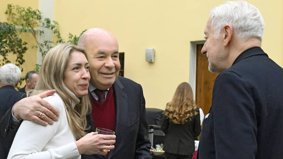 Слева направо: куратор кроссмедийных проектов Анфиса Храмова, спецпредставитель президента РФ по международному культурному сотрудничеству Михаил Швыдкой и директор по стратегическим направлениям ИД «Коммерсантъ» Виктор Лошак.📷Фото: Ирина Бужор / Коммерсантъ