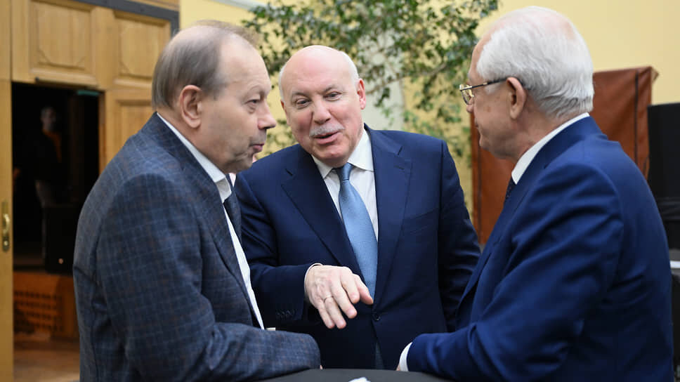 Слева направо: главред «Российской газеты» Владислав Фронин, полпред президента РФ в Конституционном суде Дмитрий Мезенцев и гендиректор «Российской газеты» Павел Негоица.📷Фото: Ирина Бужор / Коммерсантъ