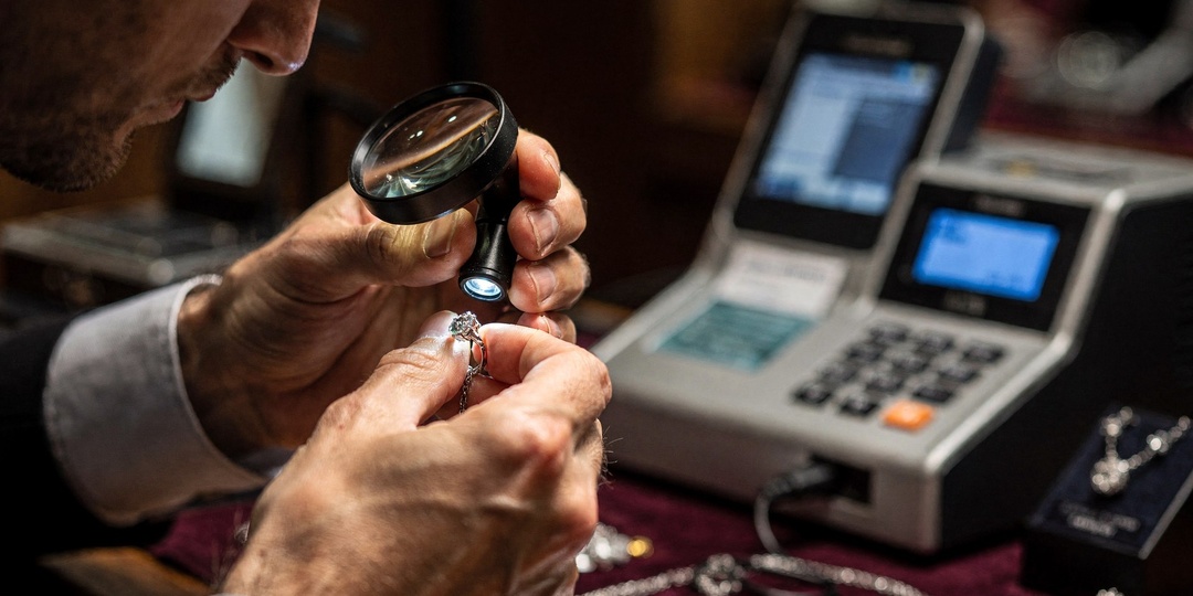 Ломбарды борются с подделками: современные технологии и практики