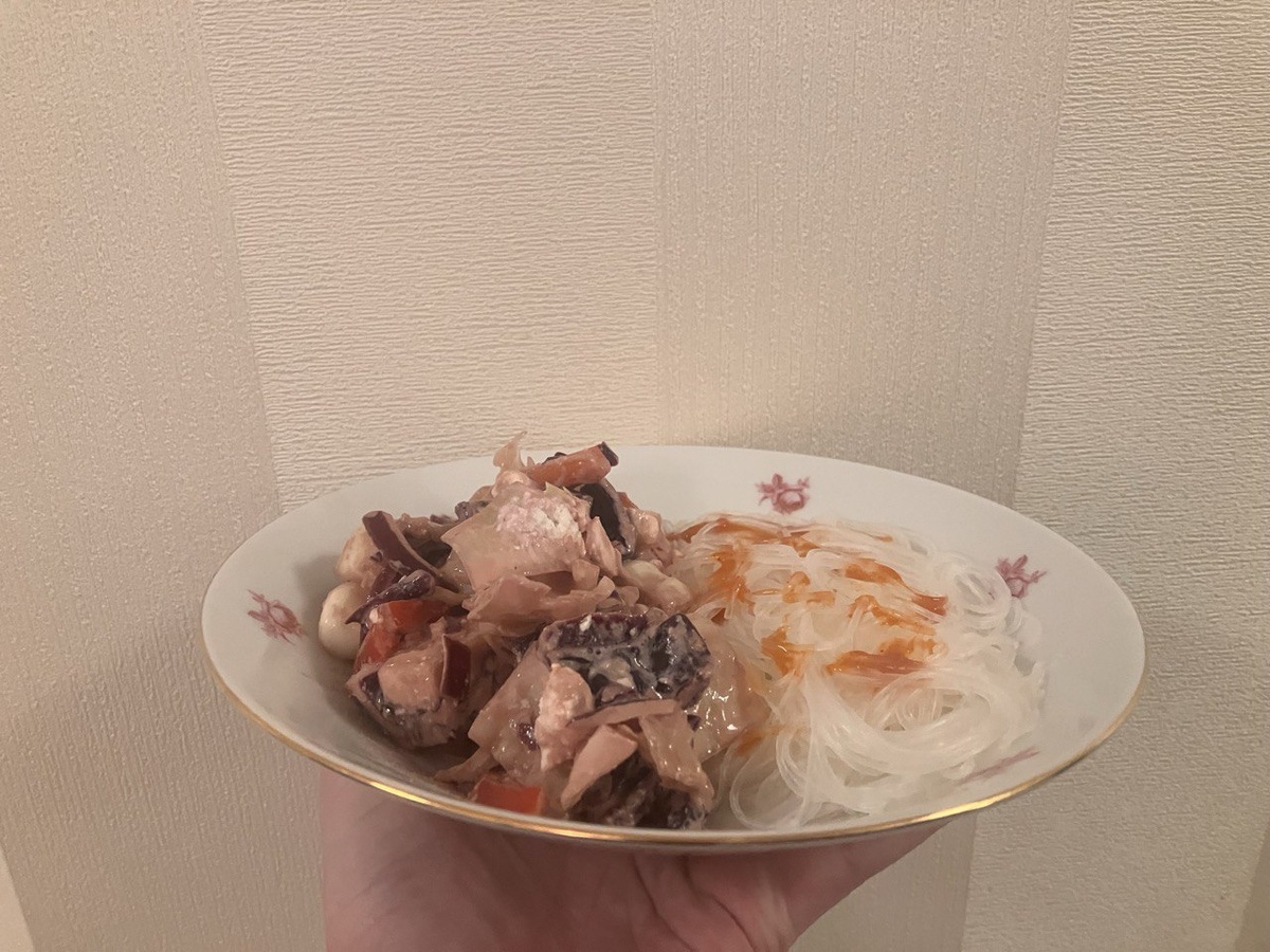 Салат из капусты с рассольным сыром фета и фунчозой