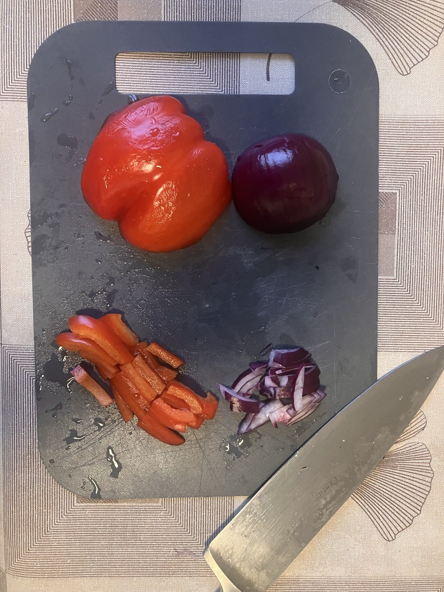 Лук и перец соломкой