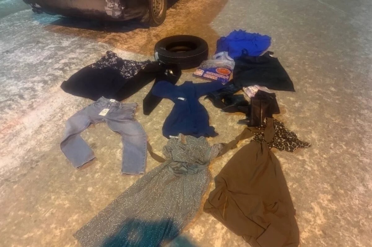    Омич украл из машины курьера одежду и обувь почти на 140 тысяч рублей