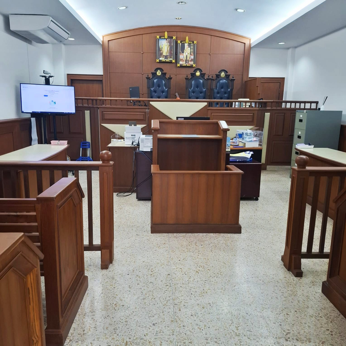 Зал суда покидали в наручниках. 