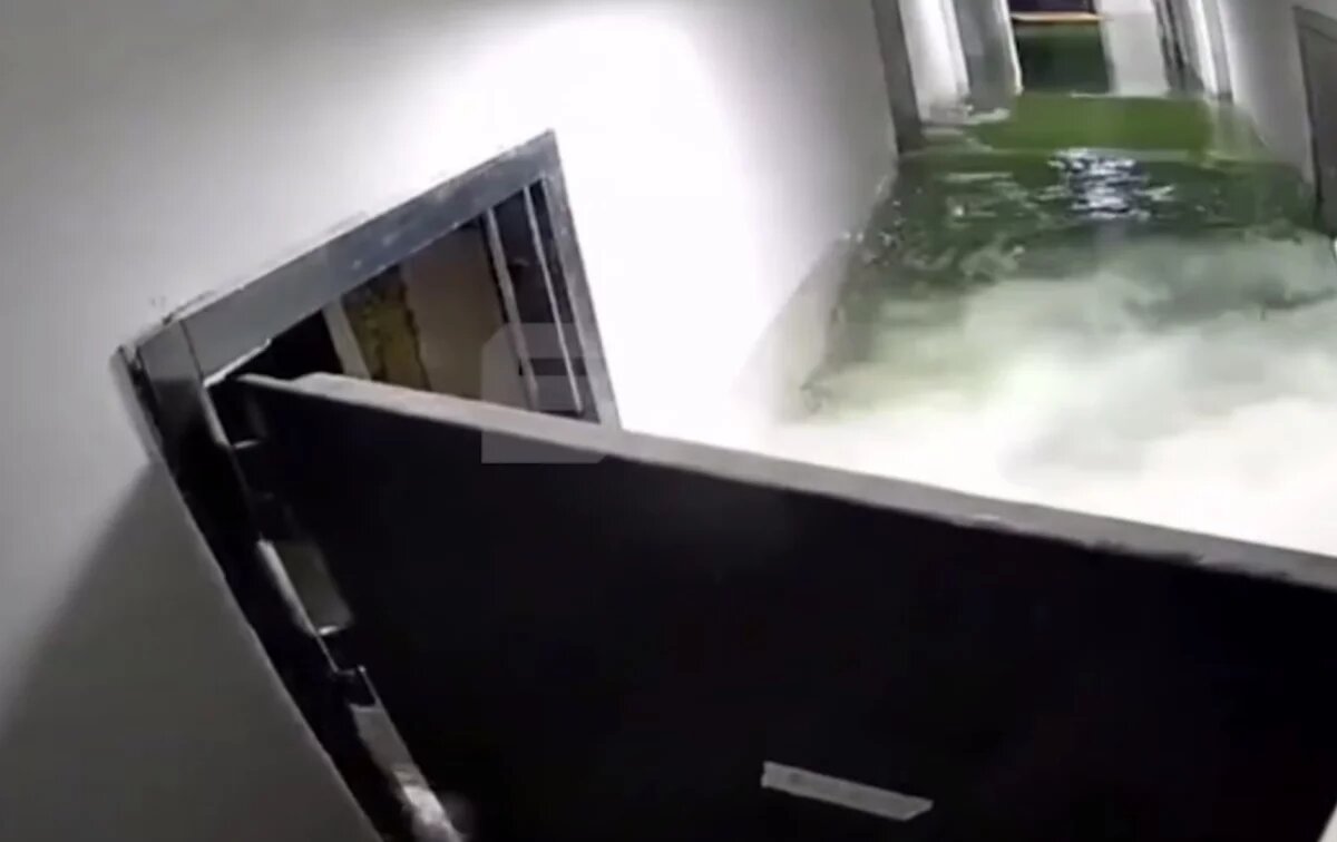    В Хабаровске поток воды вырвал дверь и затопил подземный паркинг в ЖК