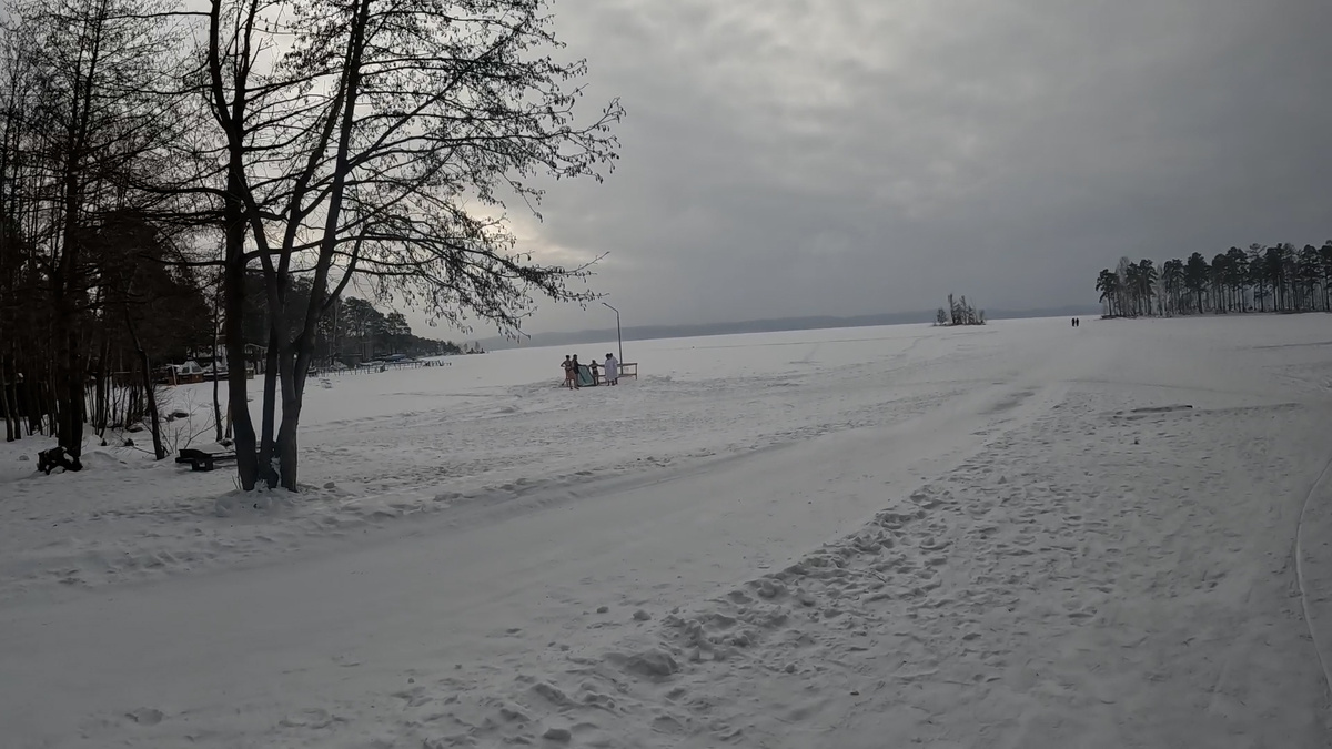 Вышли на прямую, теперь по льду до острова