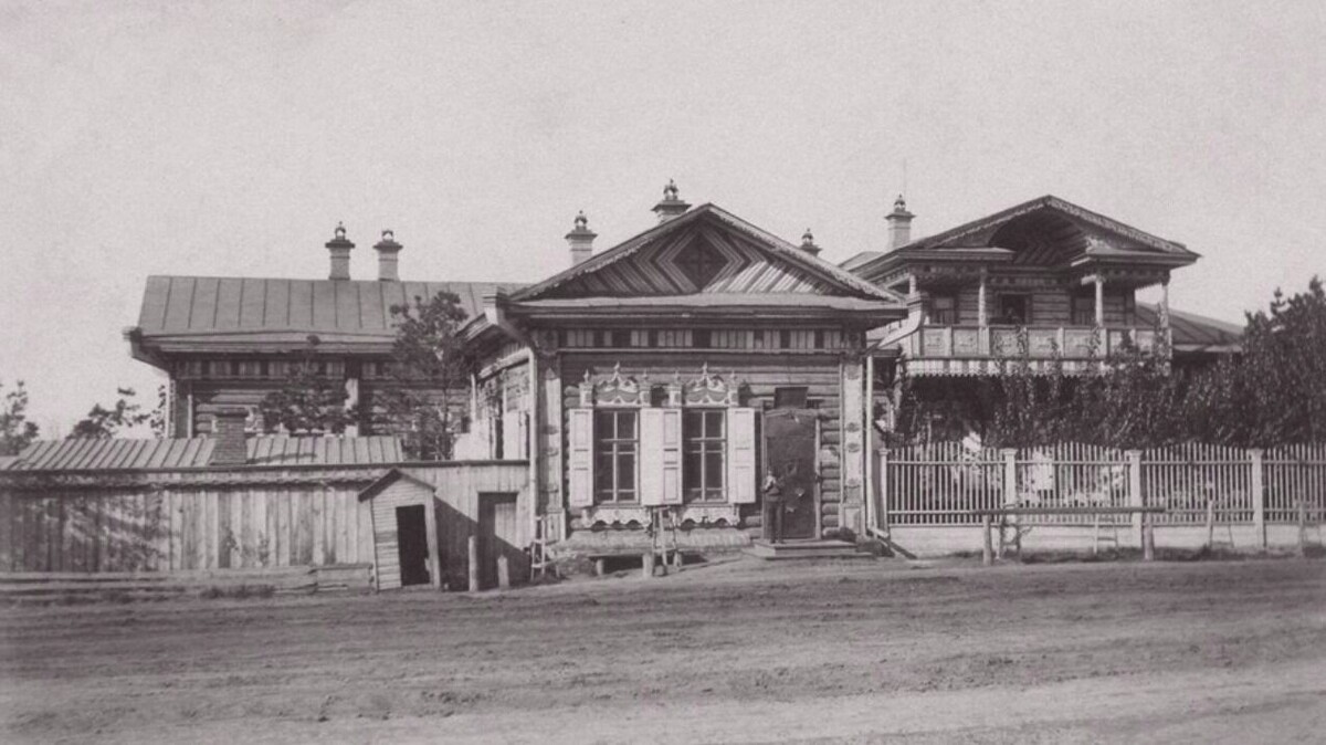    Так выглядел комплекс из жилого дома с мезонином (справа) и здания конторы мукомольного предприятия (слева), основанного Туркиным   nsk-kraeved.ru