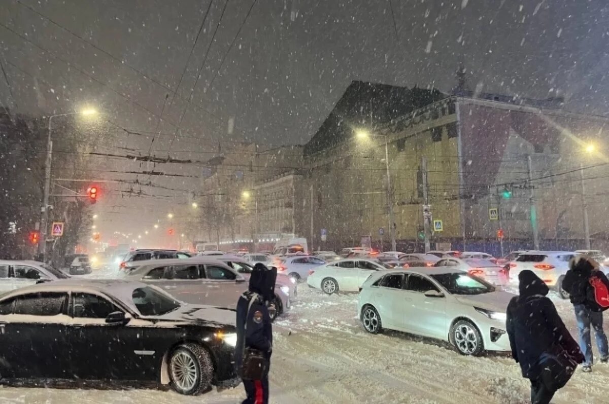    Пассажиры в Ростове-на-Дону толкают застрявшие в снегу автобусы