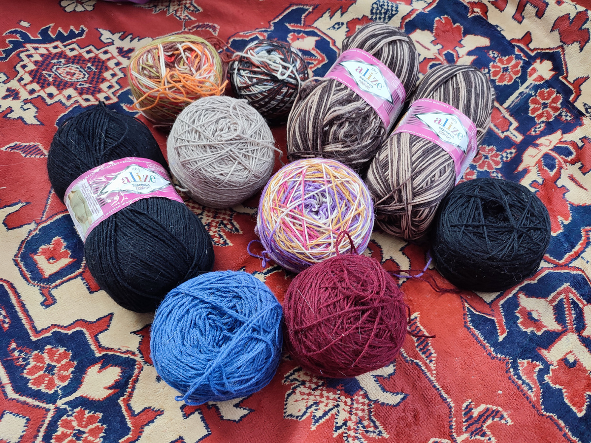 Всё, что у меня есть, не считая двух белых мотков и того, что в работе