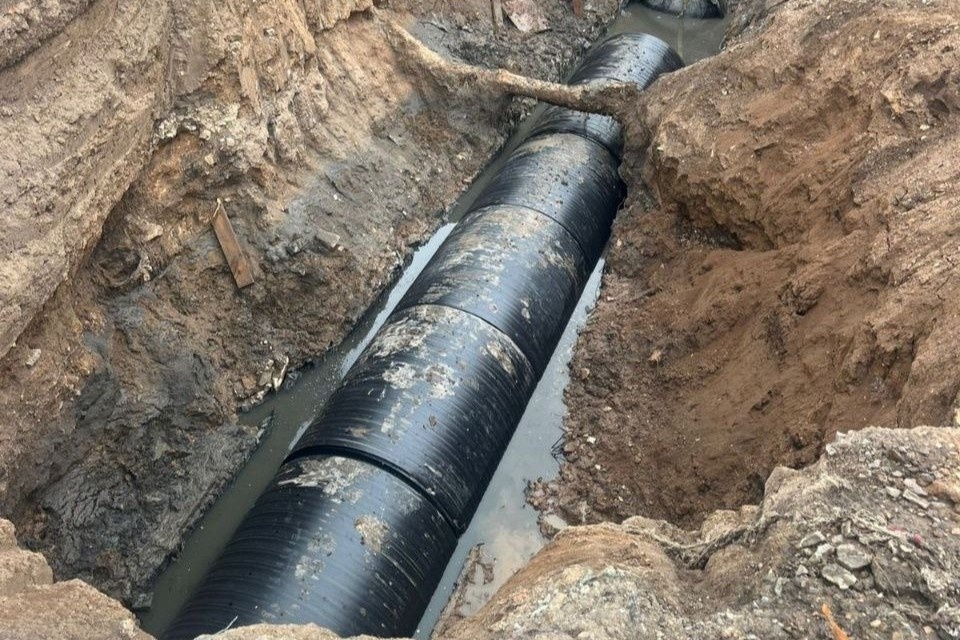    Работы затронули десятки улиц, среди которых проспект Братьев Коростелевых, улицы Гагарина, Дзержинского, Беляевская, Кобозева и другие. Фото: Росводоканал Оренбург