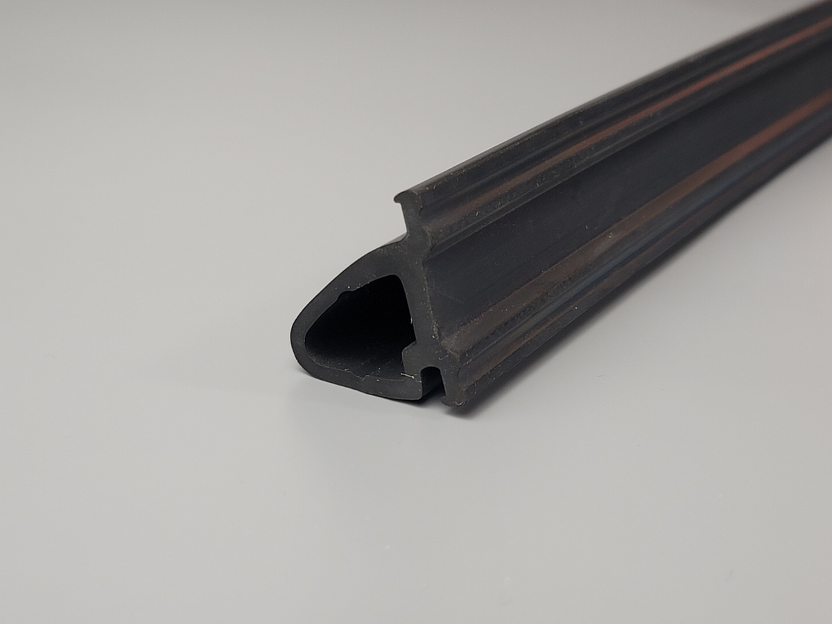 Внутренний уплотнитель двери рефконтейнера (D-образный)