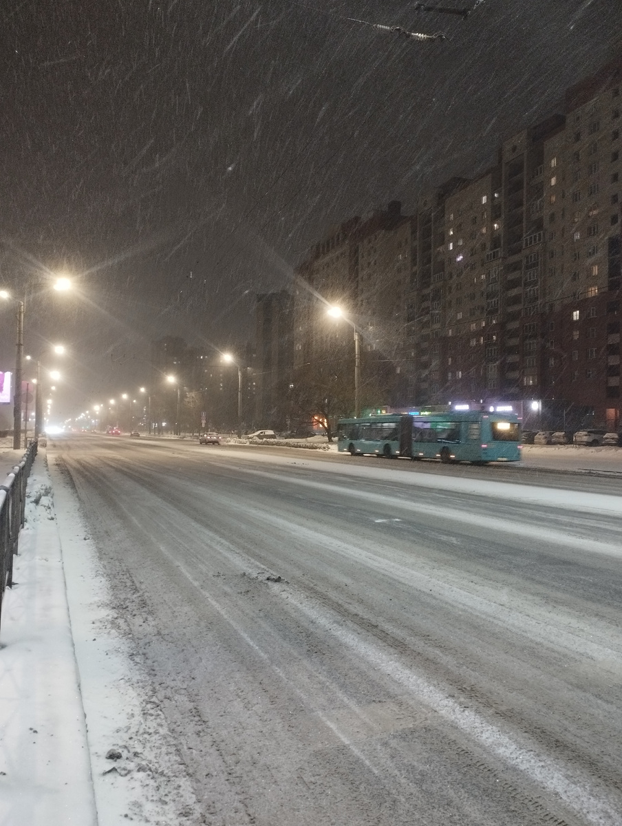 На дорогах все побелело.