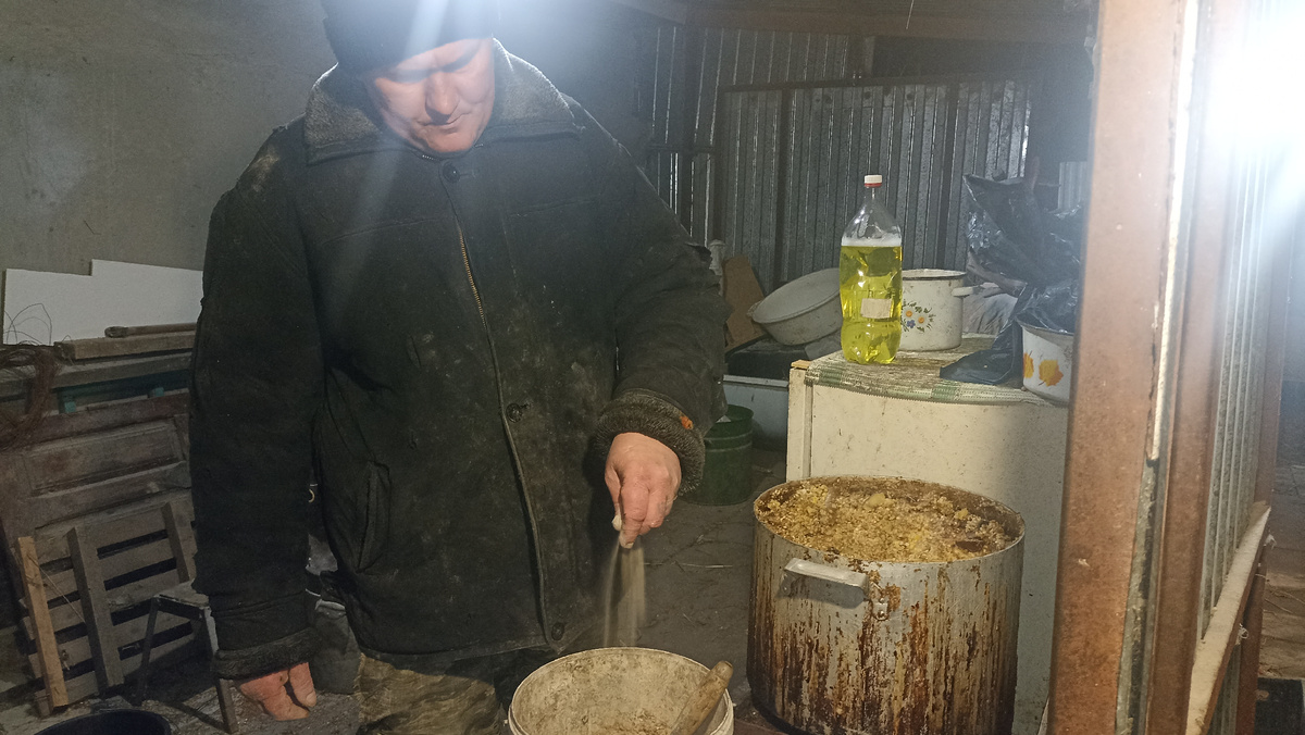 Сыплю добавки в кашу (в смеси - и кормовые дрожжи)