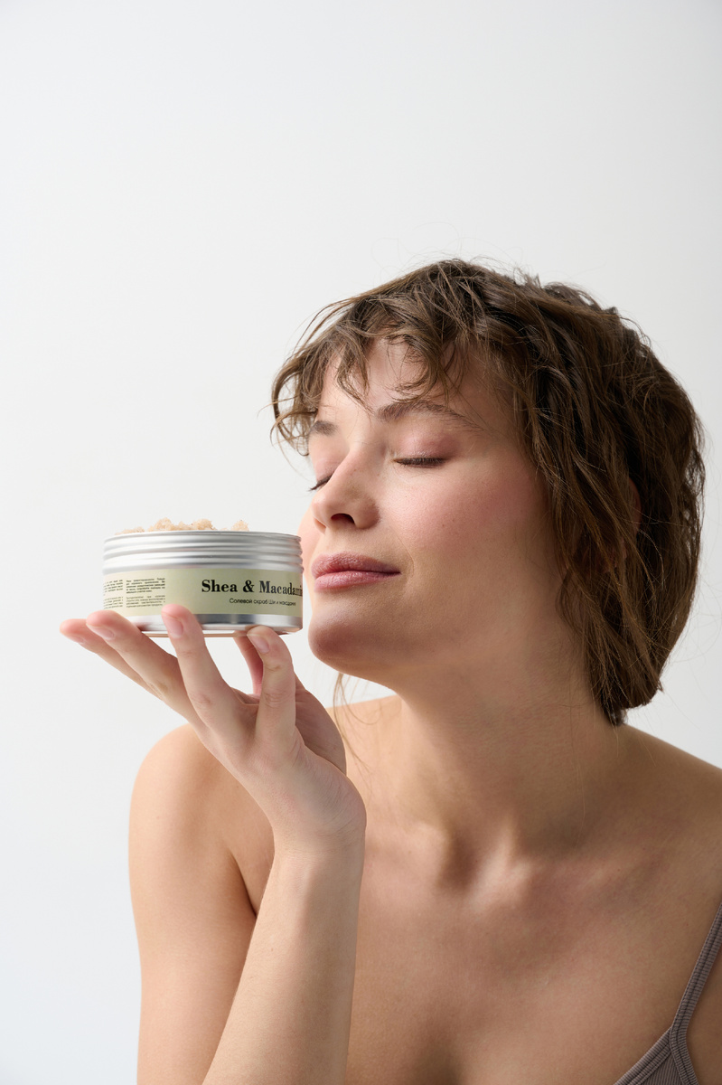 На фото: солевой скраб Ши и макадамия be.sage