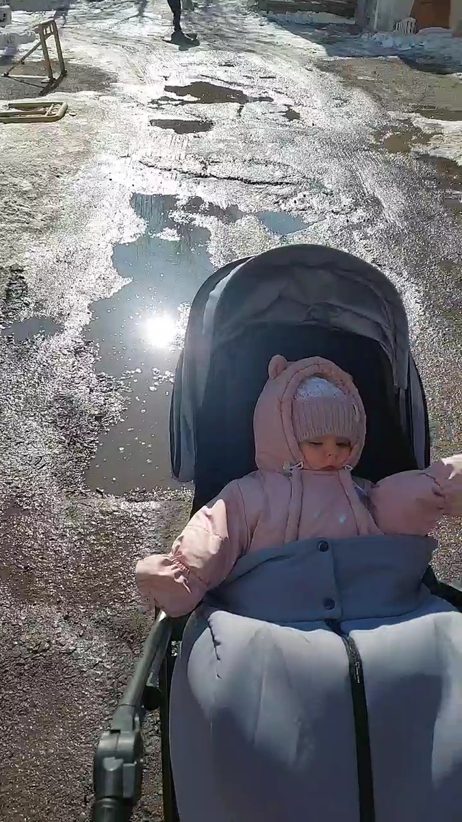 У подъезда лужи, слякоть, еле пробрались с Екатерининой каретой по всему этому прекрасному малодорожью)))