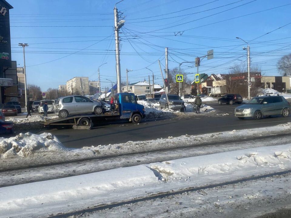    Авария у рынка "Янтарный". Источник: "Инцидент Барнаул"