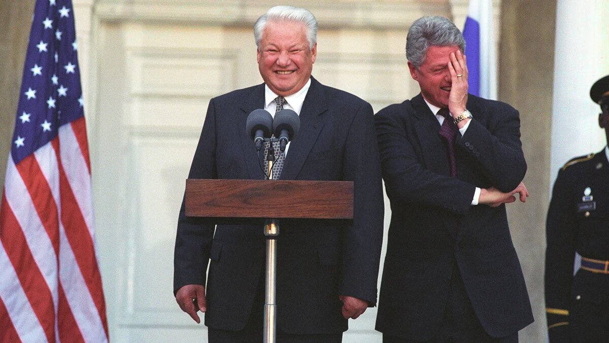   Ralph Alswang / White House Photograph Office- Президент России Борис Ельцин и президент США Билл Клинтон на пресс-конференции после встречи в Нью-Йорке, 23 октября 1995 года
