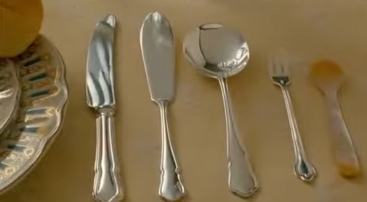 Скриншот из сцены ужина в фильме "Титаник" реж. Камерон Дж.