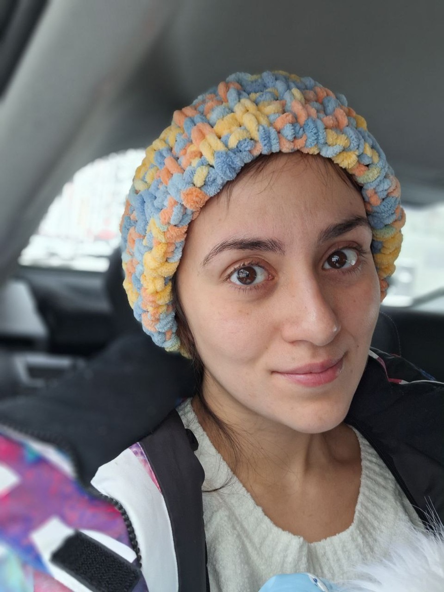 Шапка (перестала носить, так как использовала простую вязку в своё время и шапка не защищала от ветра, думаю что с "ёлочкой" острой проблемы бы не было)