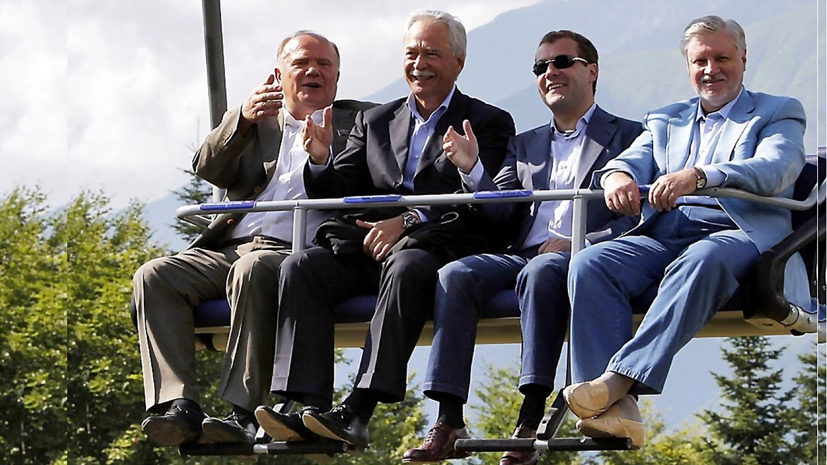 Все без исключения депутаты Государственной думы, члены Совета Федерации, члены Правительства, работники Администрации главы государства, руководители ведущих ведомств, в том числе и правоохранительных, и спецсообществ, - полностью уведомлены... Рассмотрим далее