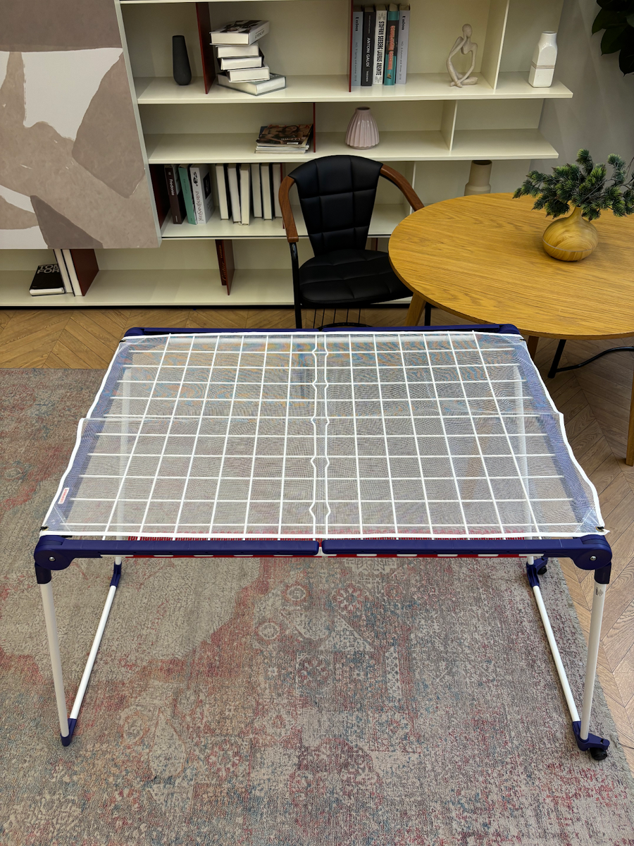 На фото напольная сушилка Leifheit Pegasus Deluxe Mobile, арт. 81517, в режиме сушки деликатного белья со специальной тканью (в комплекте с основным товаром).