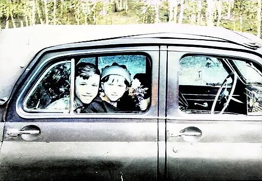 Мы с братом в "Победе", едем на рыбалку с папой.